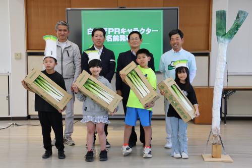 白ねぎPRキャラクター発表会での集合写真
