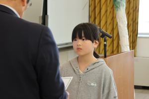名前の考案者に感謝状を渡す野田会頭