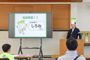 白ねぎPRキャラクターについて紹介する和泉さん