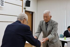 自治委員に感謝状を渡す安部会長