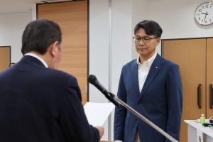 委嘱状を渡す佐々木市長の写真