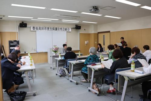 総会の会場全体の写真