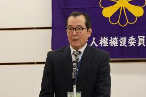 あいさつをしている小野会長の写真