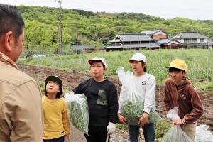 お礼の言葉を述べる児童