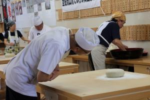 じっくりと記事をみている試験管の写真