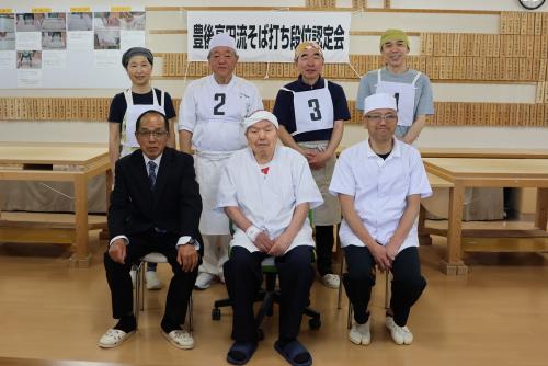 四段の受験者と試験管、末宗代表の記念写真