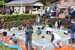 魚のつかみどり大会の写真
