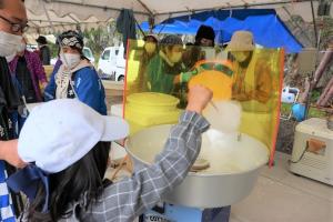 綿あめを作る女の子の写真