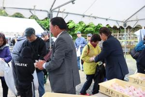 来場者にお餅を配布する様子