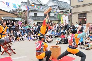 祝い餅つき芸の様子