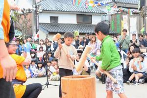 餅つきを体験する子ども
