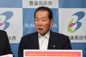 お礼の言葉を言っている佐々木市長の写真