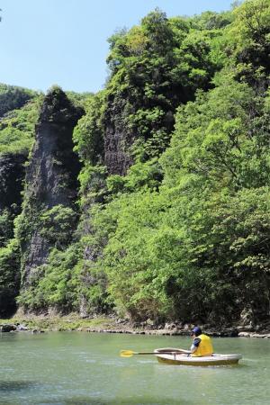 奥に鍋山を望む手漕ぎボート体験の様子