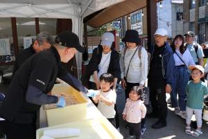 お客さんにポン菓子を配布する様子