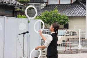 3つの輪っかを使ってジャグリングを披露する様子