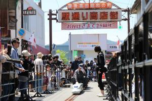 昭和の町商店街を走るミニ鉄道の様子