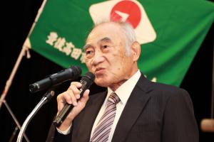 あいさつをする吉原会長