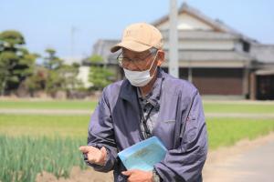 種の植え方について説明する井上さん