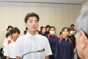塾生代表あいさつをする平手さん