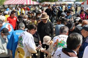 佐々木市長らに祝い餅をもらう来場者の写真