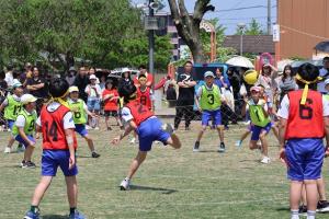 ドッジボールをする小学生の写真