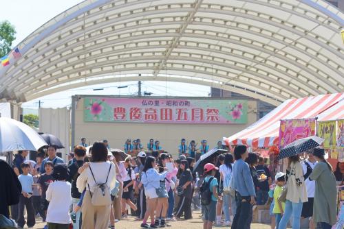 会場が賑わっている様子の写真