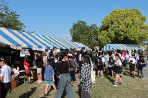 たくさんのブースで賑わう会場の様子1枚目