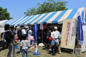 たくさんのブースで賑わう会場の様子3枚目