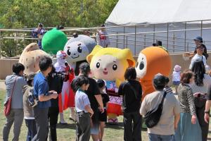 芝生広場でのゆるキャラとの写真撮影の様子