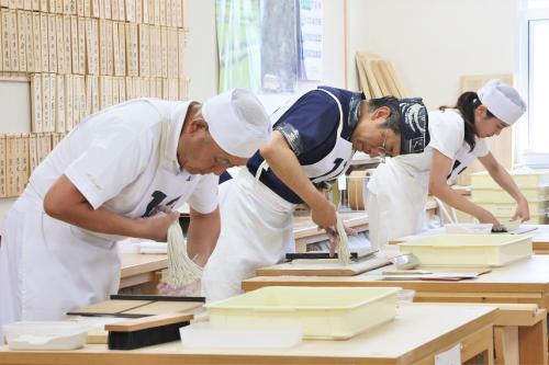 そば打ち競技の様子（切り）