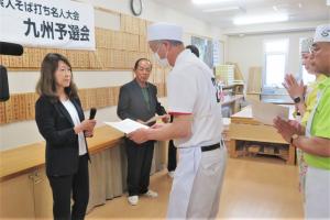 岸本審査委員長からの賞状授与