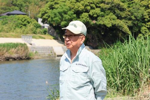 組合員に向けてあいさつをする室屋組合長