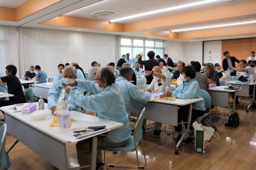 防災食作りをしているときの会場全体の写真