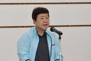 あいさつをしている大波多会長の写真