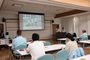 高田高校の生徒と発表を聞いている防災士たちの写真