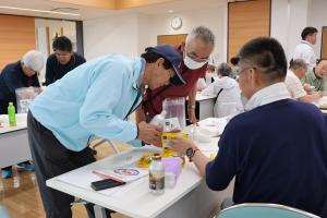 防災食づくりをしている参加者の写真