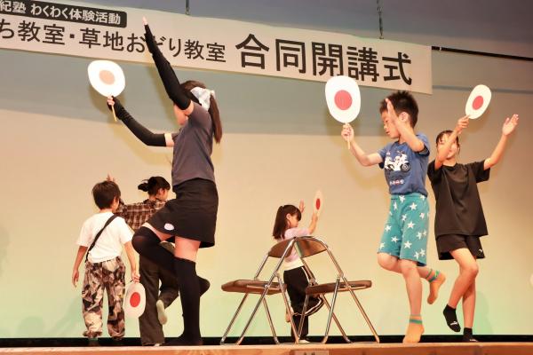 草地おどり教室の様子