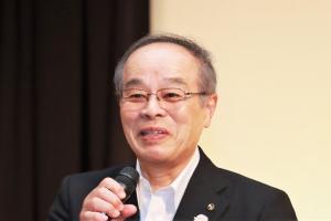 あいさつをする河野教育長