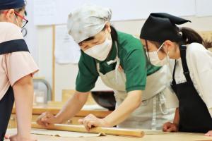 そば打ちの「延し」について教える講師
