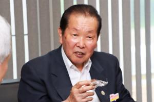 試食し、お礼の言葉を述べる佐々木市長