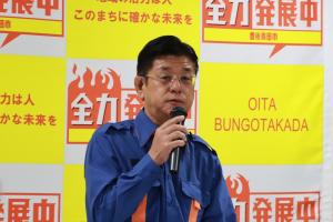 検討会議のはじめにあいさつをする安田副市長