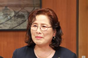 あいさつをする桒原会長