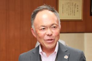 あいさつをする財前校長