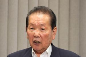 お祝いの言葉を掛ける佐々木市長