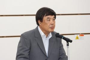 あいさつしている光門会長の写真