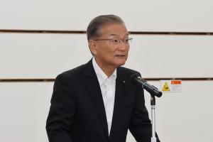 あいさつをしている佐藤県議会議員の写真