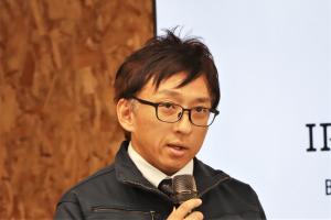 あいさつをする大鍛治代表取締役