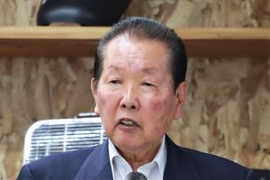 あいさつをする佐々木市長
