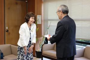 渡辺会長と河野教育長の写真