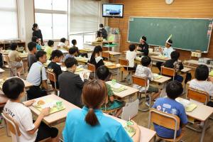 白ねぎ生産者と生徒みんなで給食を食べる様子